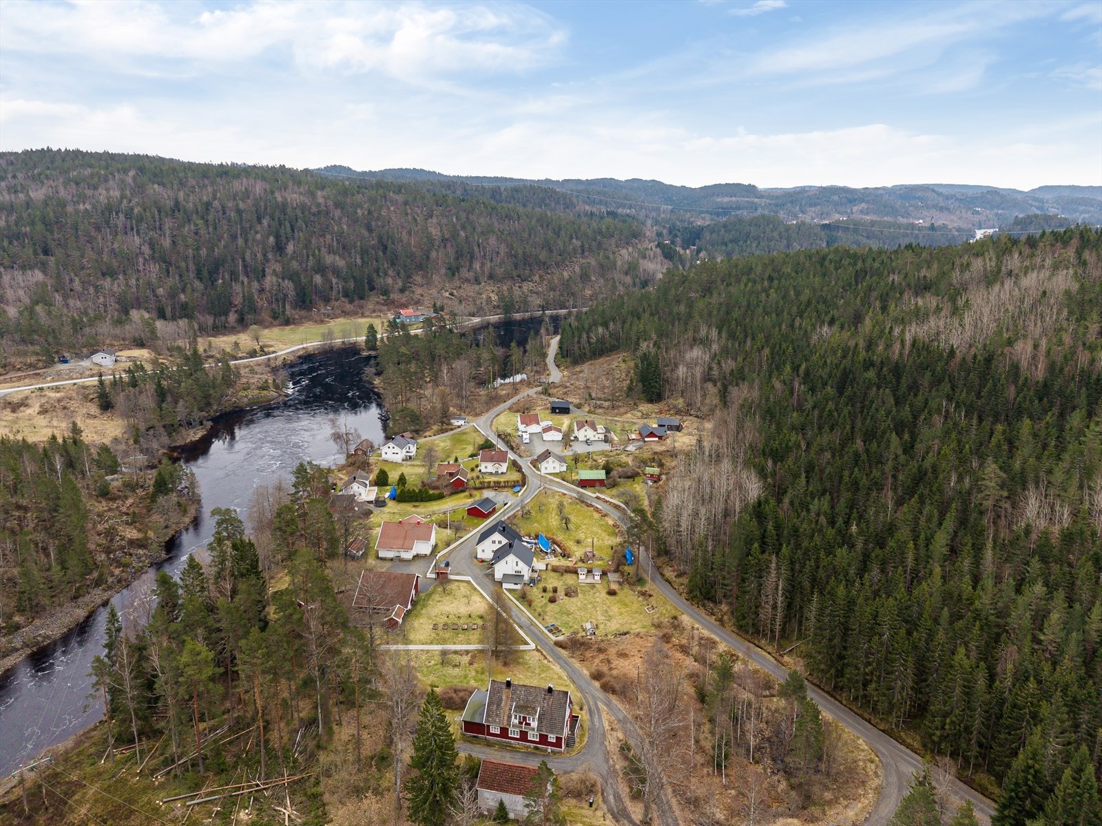 Samtidig er beliggenheten praktisk med kun ca. 5 minutters kjøring til E18 og ca. 20 minutter til Kragerø sentrum. Galleribilde