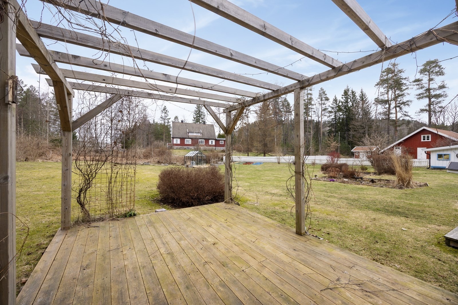Her bor du usjenert og idyllisk med flotte turområder rett utenfor døren, og spennende lekearealer for barna! Galleribilde