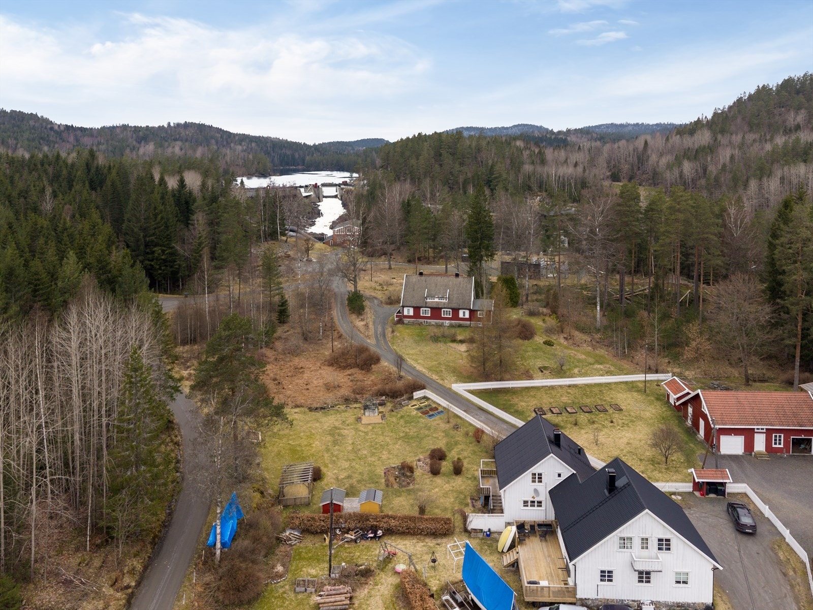 Eiendommen ligger rett ved Farsjøelva og kun ca. 200 meter fra vakre Toke - et stort ferskvann med utallige øyer, holmer og skjær. Galleribilde