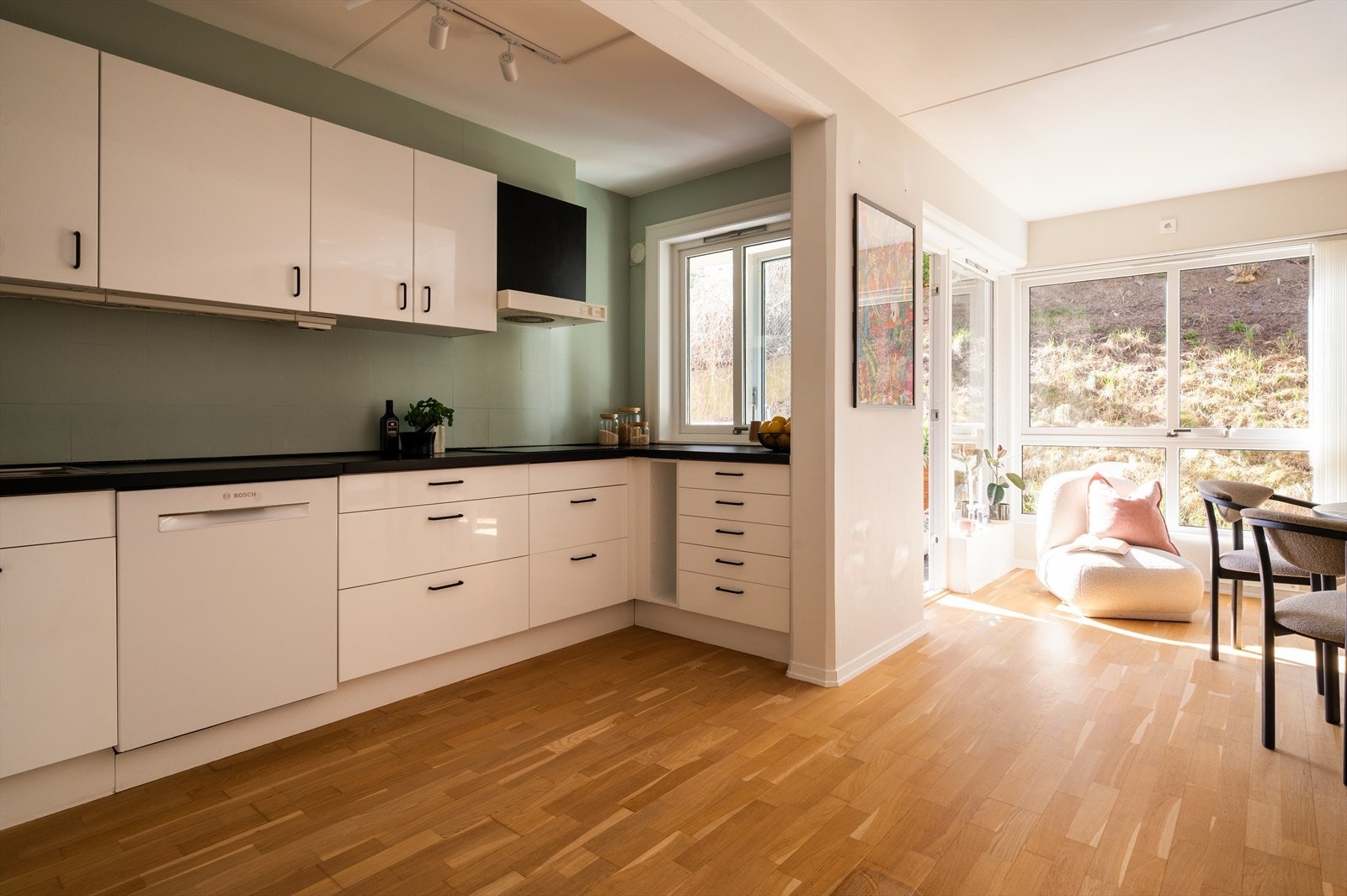 Innredningen er moderne med lyse, glatte fronter og heltre benkeplate med nedfelt vask- og skyllekum. Galleribilde