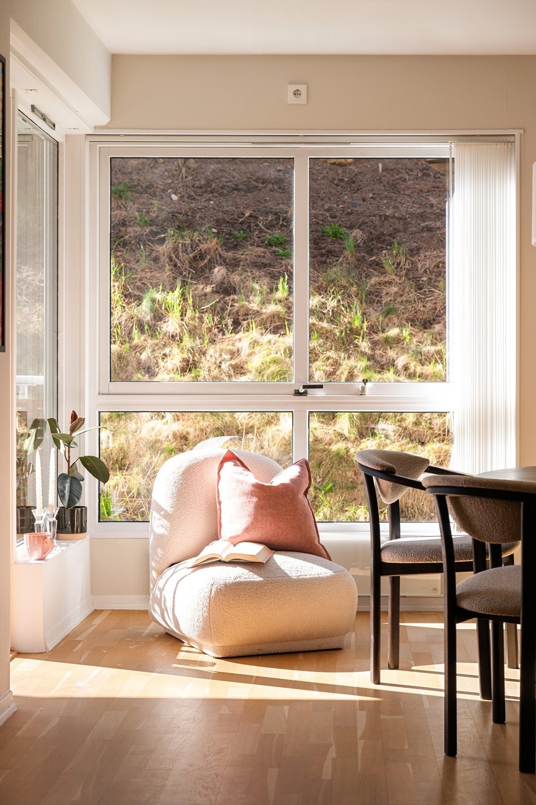 Store vindusflater slipper inn rikelig med naturlig lys og bidrar til en lys og trivelig atmosfære. Galleribilde