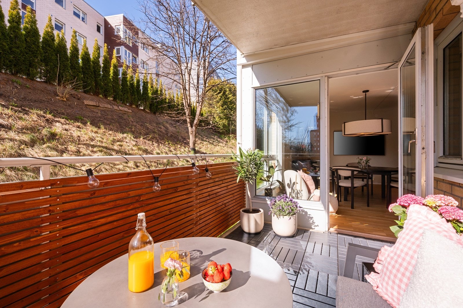 Her er det god plass til utemøbler, grill og beplantning. Balkongen vender mot frodige grøntområder og er utstyrt med utelys, varmelampe og stikkontakt. Galleribilde