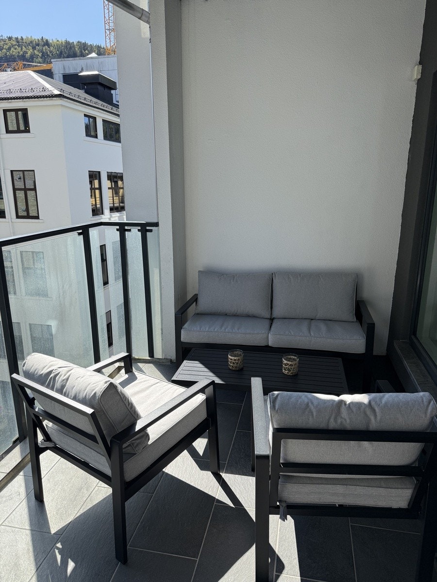 Terrasse på 12kvm under tak med sol fra ca. kl. 12-17 Galleribilde