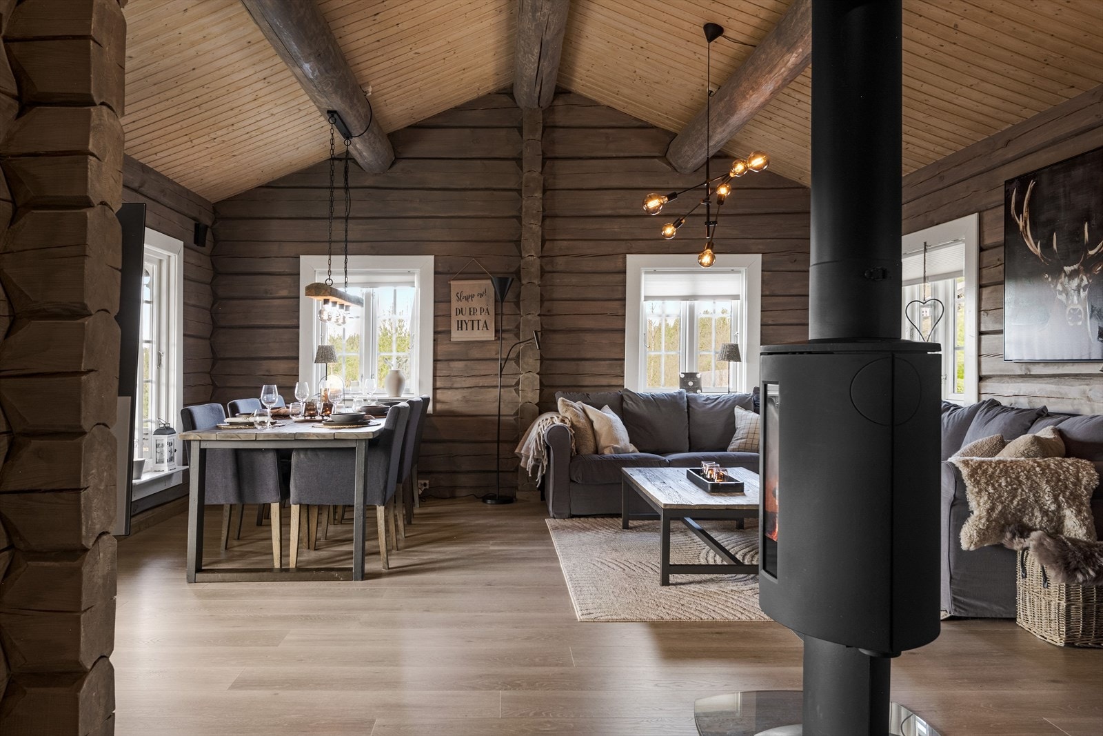 Her kan du fint møblere med spisebord og sofakrok med plass til familien. Galleribilde