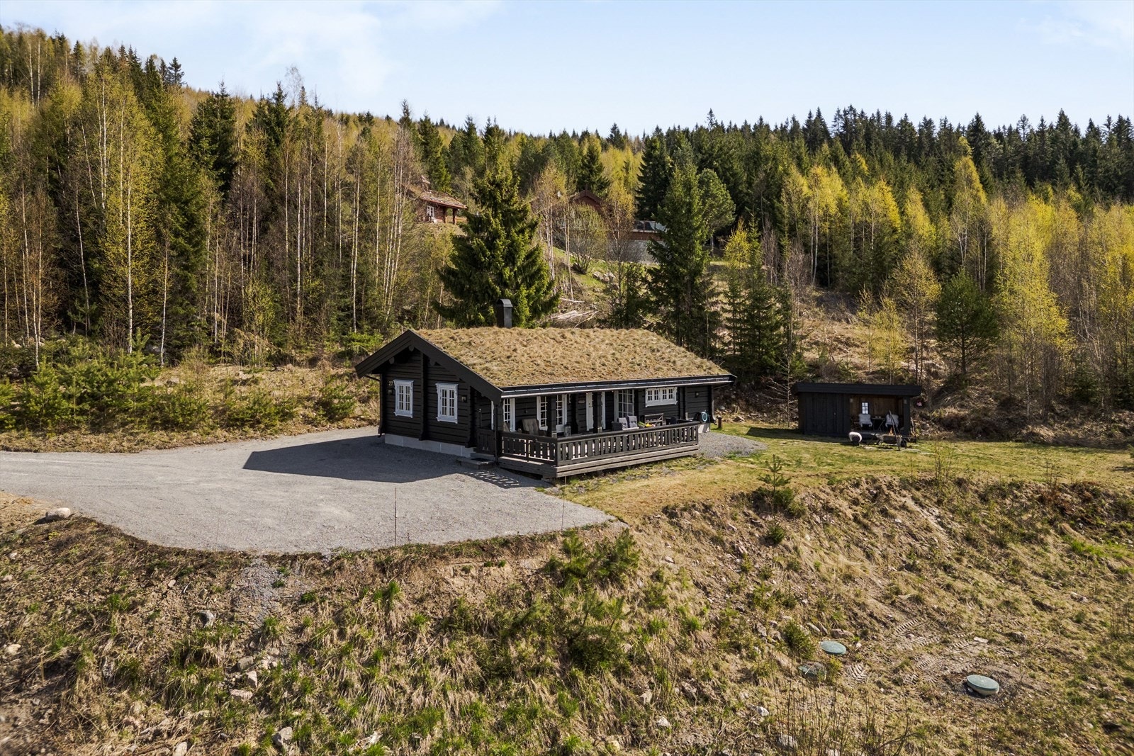 Godt med plass til parkering rett utenfor og solrike uteplasser. Galleribilde