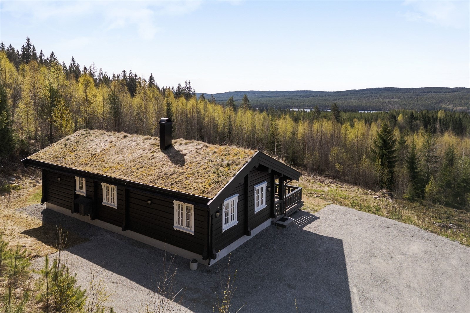 Tomta er på ca. 1 835,3 m² og ligger fint til i terrenget. Galleribilde