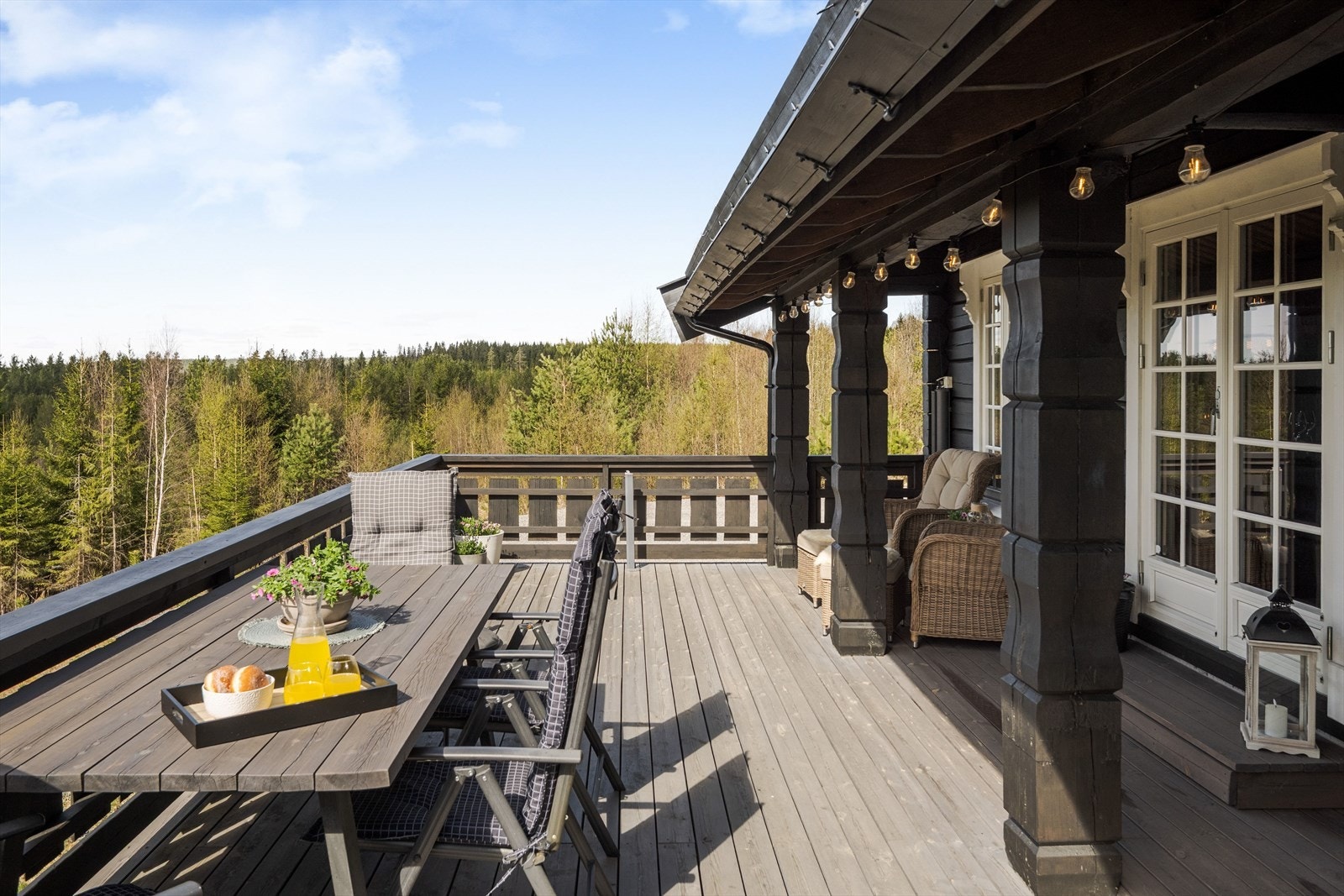 Deler av den sørvendte terrassen har takoverbygg. Galleribilde