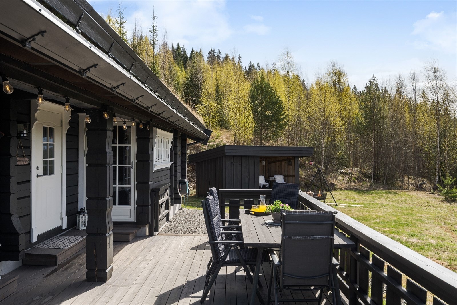 Sørvendt terrasse på ca. 28 m² bygget i trekonstruksjoner. Galleribilde