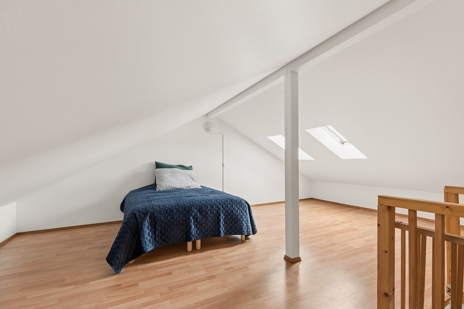 Loftstuen gir rikelig med ekstra plass, ideelt som en ekstra TV-stue eller hobbyrom. Galleribilde