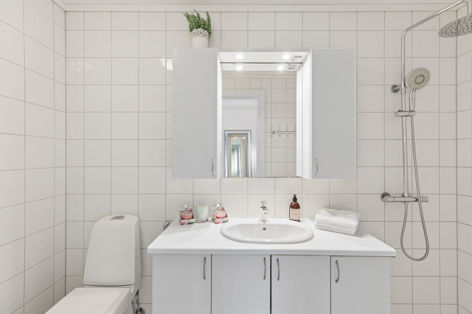 Rommet har dusj med forheng og mekanisk avtrekk. Galleribilde