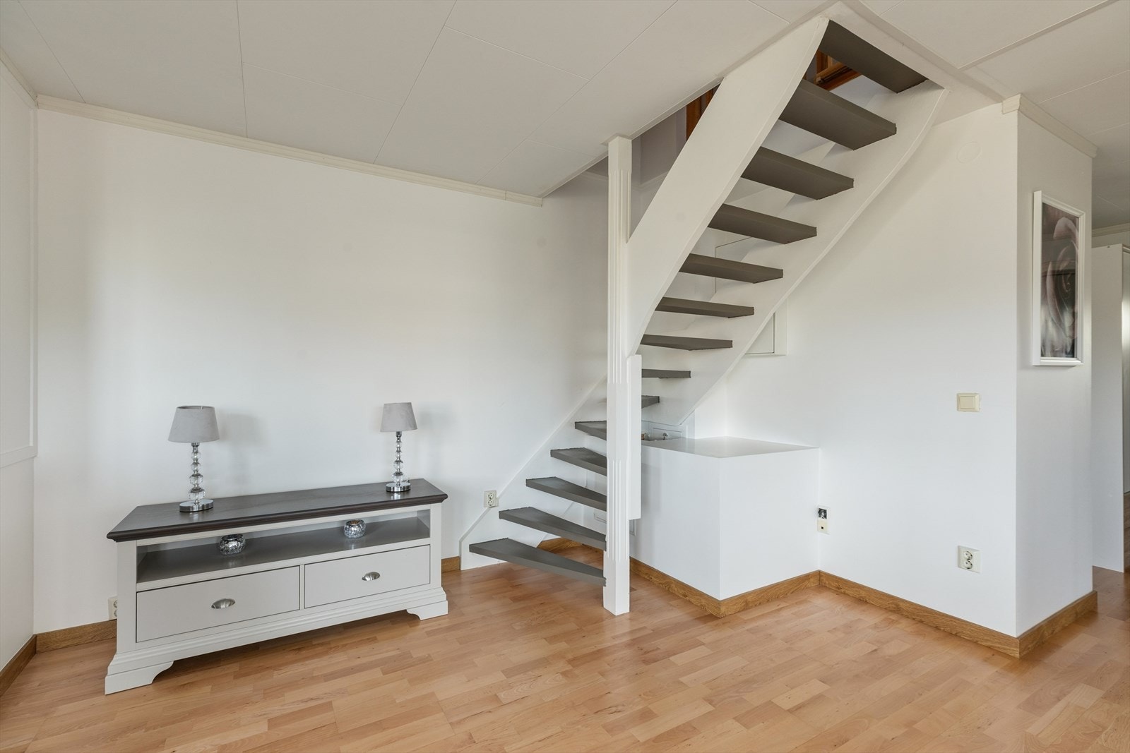 Den malte tretrappen forbinder de to etasjene. Galleribilde