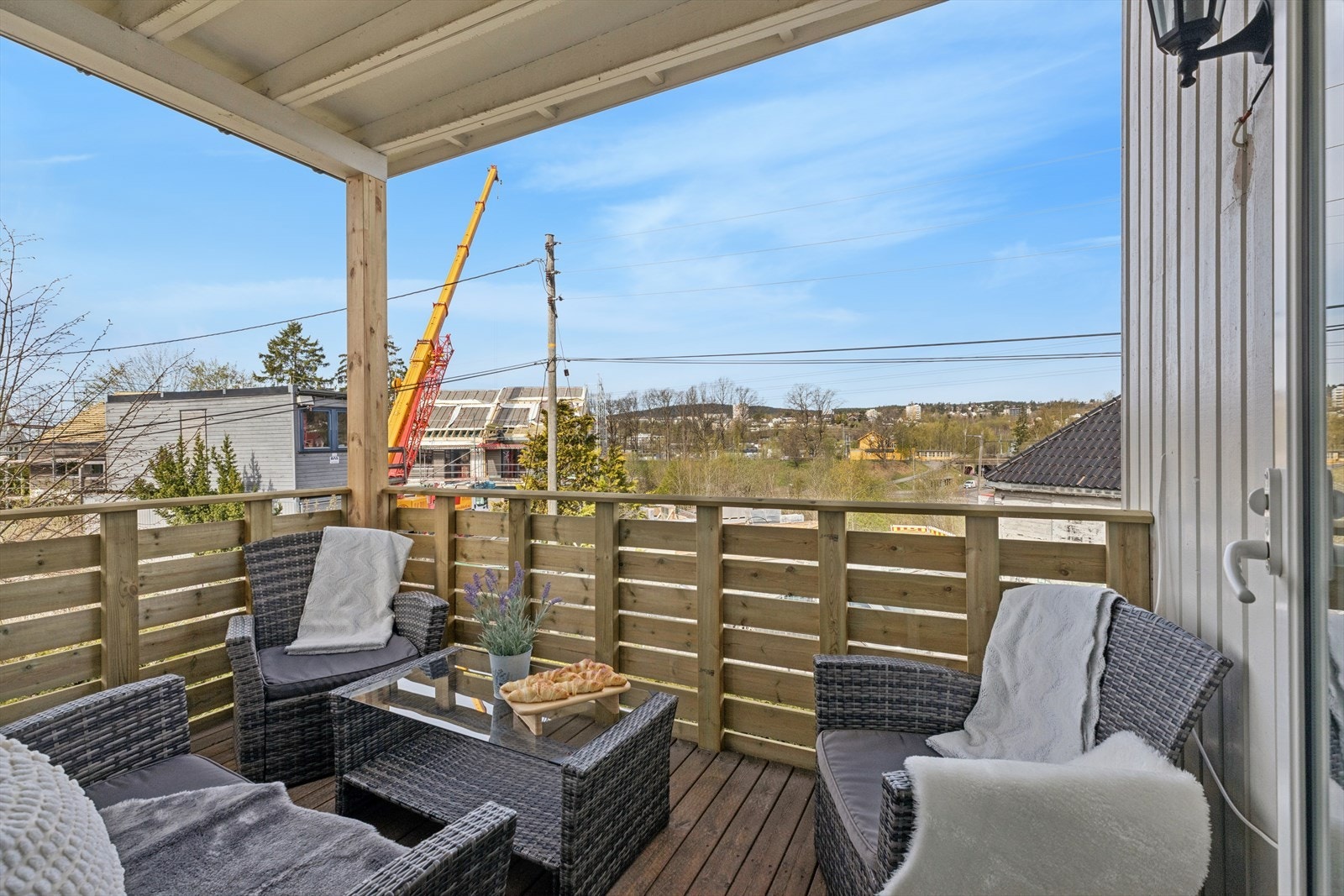 Fra stuen er det utgang til en terrasse på cirka 7 m² med plass til en hyggelig sittegruppe. Galleribilde