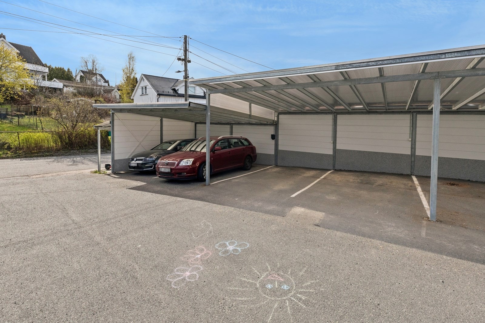 Enkel adkomst til parkeringen. Galleribilde