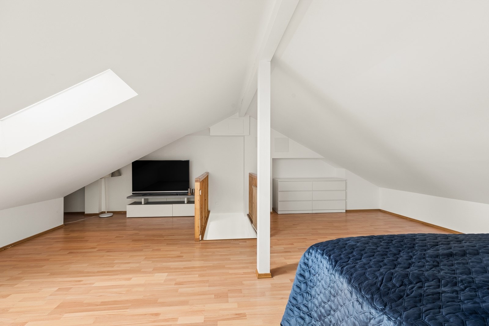 En intern trapp leder opp til en romslig og fleksibel loftstue med takvinduer fra Velux. Galleribilde