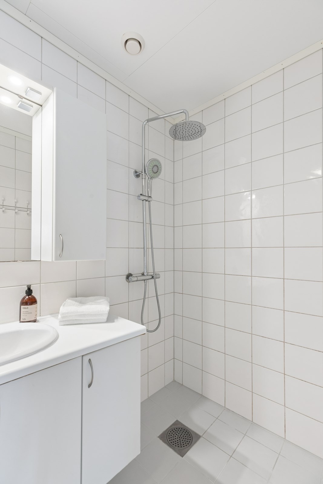 Badet er fra byggeåret og har flislagt gulv med elektriske varmekabler. Galleribilde