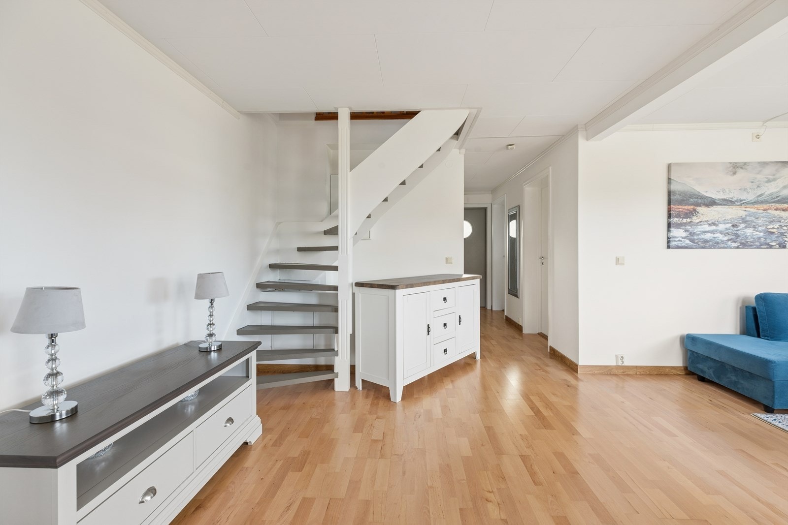En lys og åpen passasje fra stuen mot entréen. Galleribilde