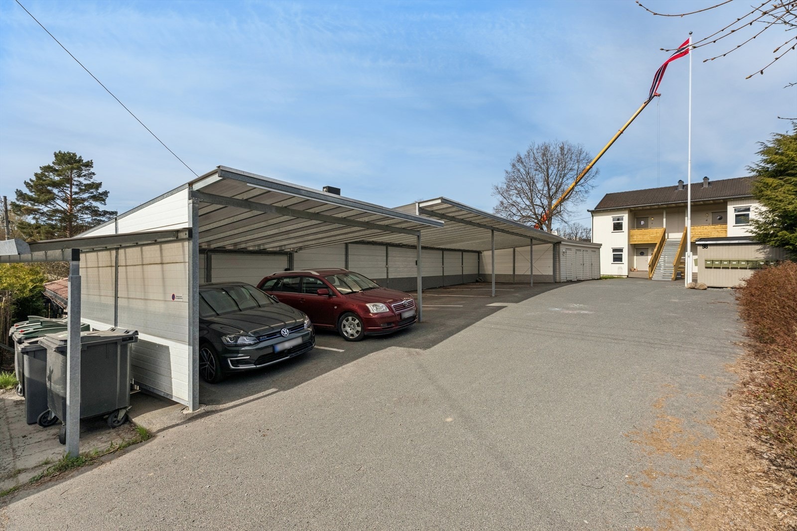 Det medfølger parkeringsplass i carportanlegg med ferdigattest fra 2019. Galleribilde