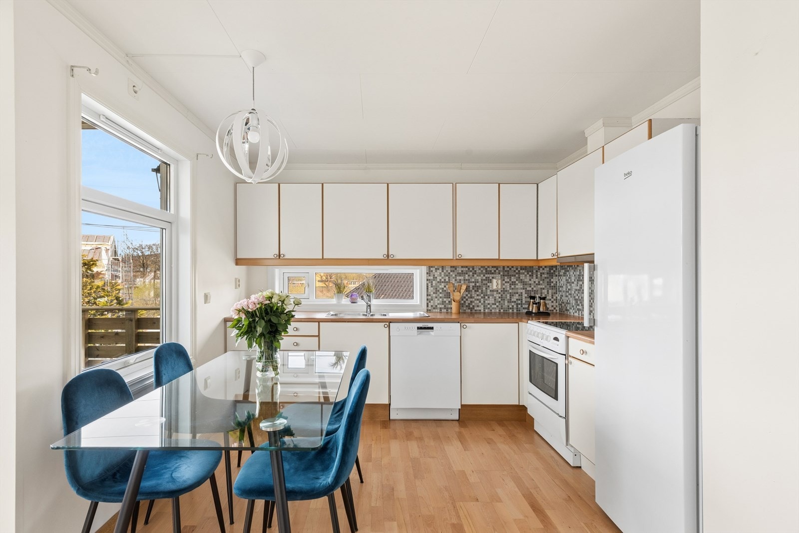 Kjøkkenet har innredning med glatte fronter og benkeplate i laminat. Galleribilde