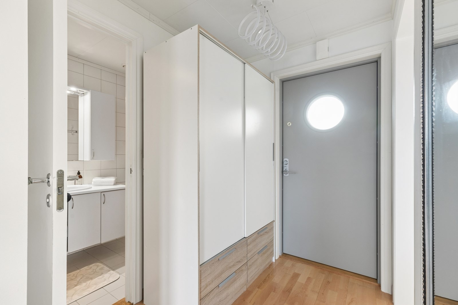 Fra entréen er det direkte tilgang til badet og god plass til garderobeløsning. Galleribilde