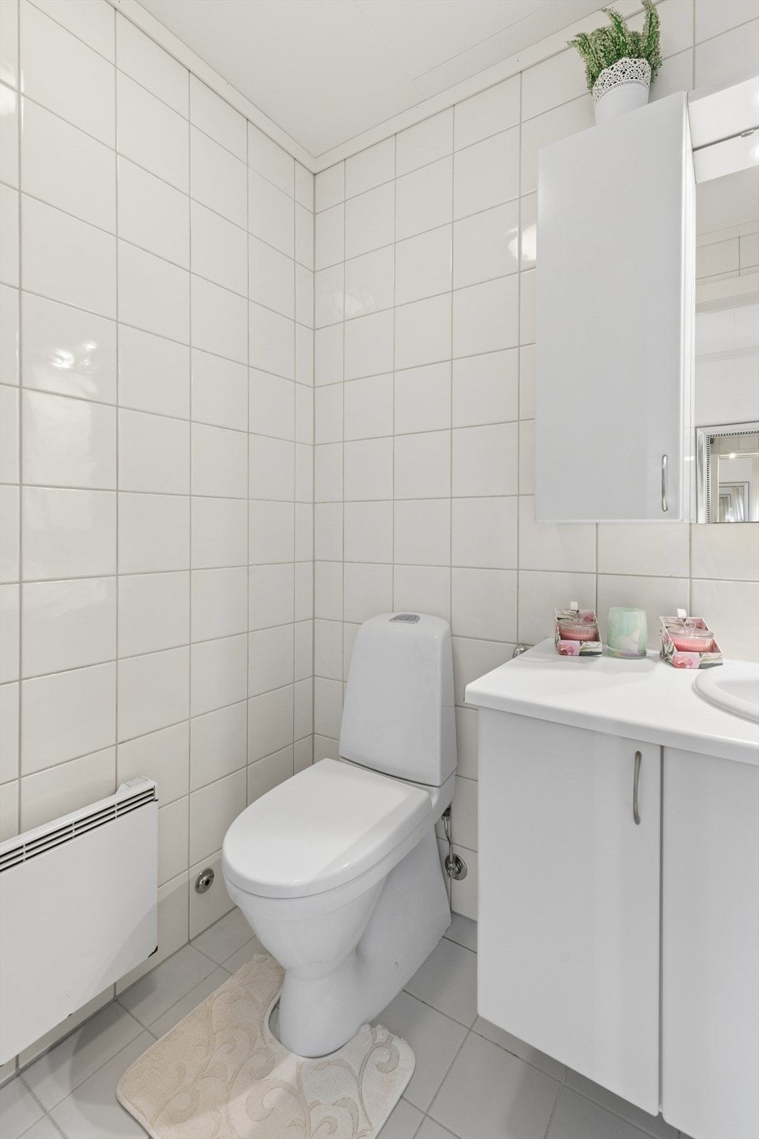 Badet har fliser på veggene og himlingsplater i taket. Galleribilde