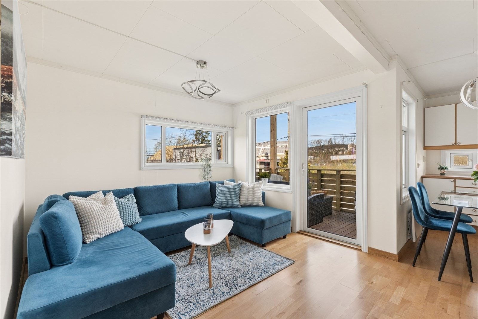 Stuen har plass til en romslig sofagruppe og har parkett på gulvet. Galleribilde