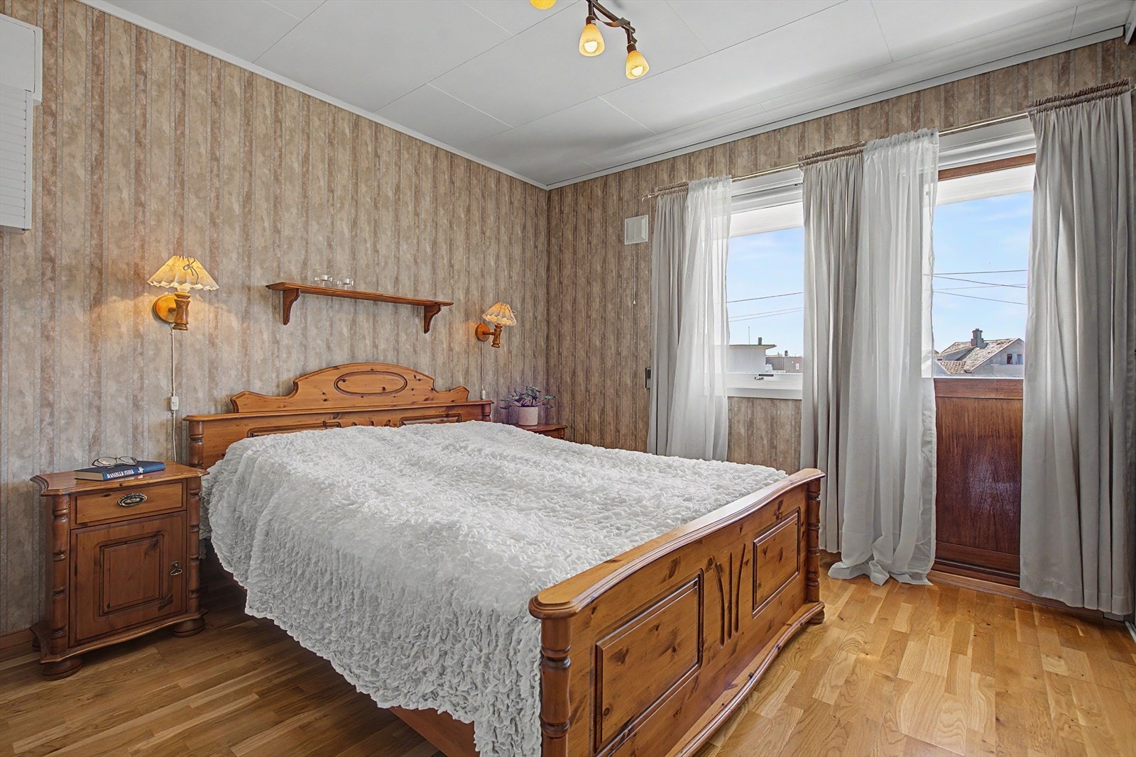 Romslig hovedsoverom med utgang til balkong. Galleribilde