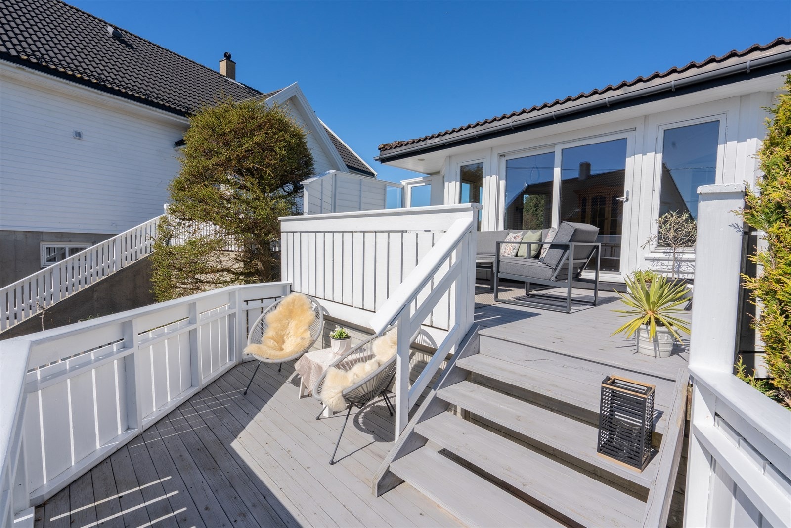 Her er det god plass til å nyte sommerhalvårets bedre dager - både for store og små Galleribilde