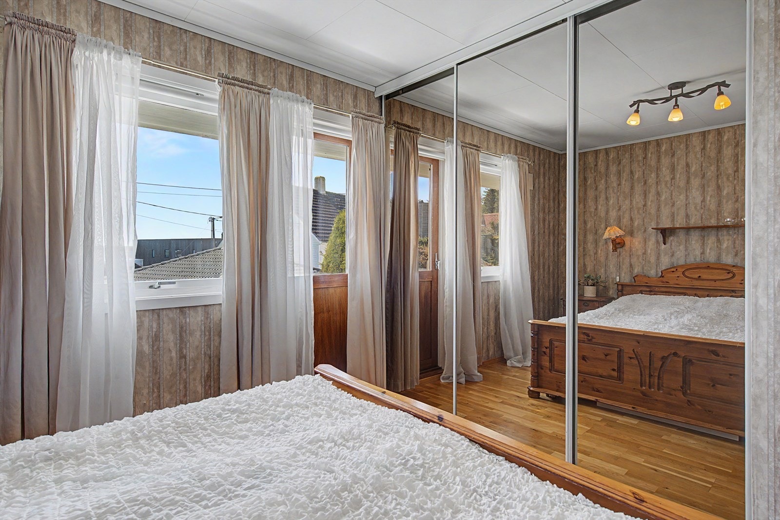 Skyvedørsgarderobe med speil. Galleribilde