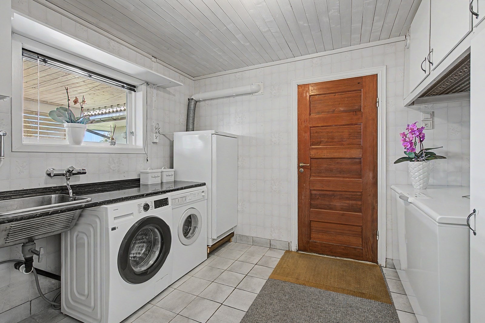 Stort vaskerom i 1. etasje med opplegg for både vaskemaskin og tørketrommel. Galleribilde