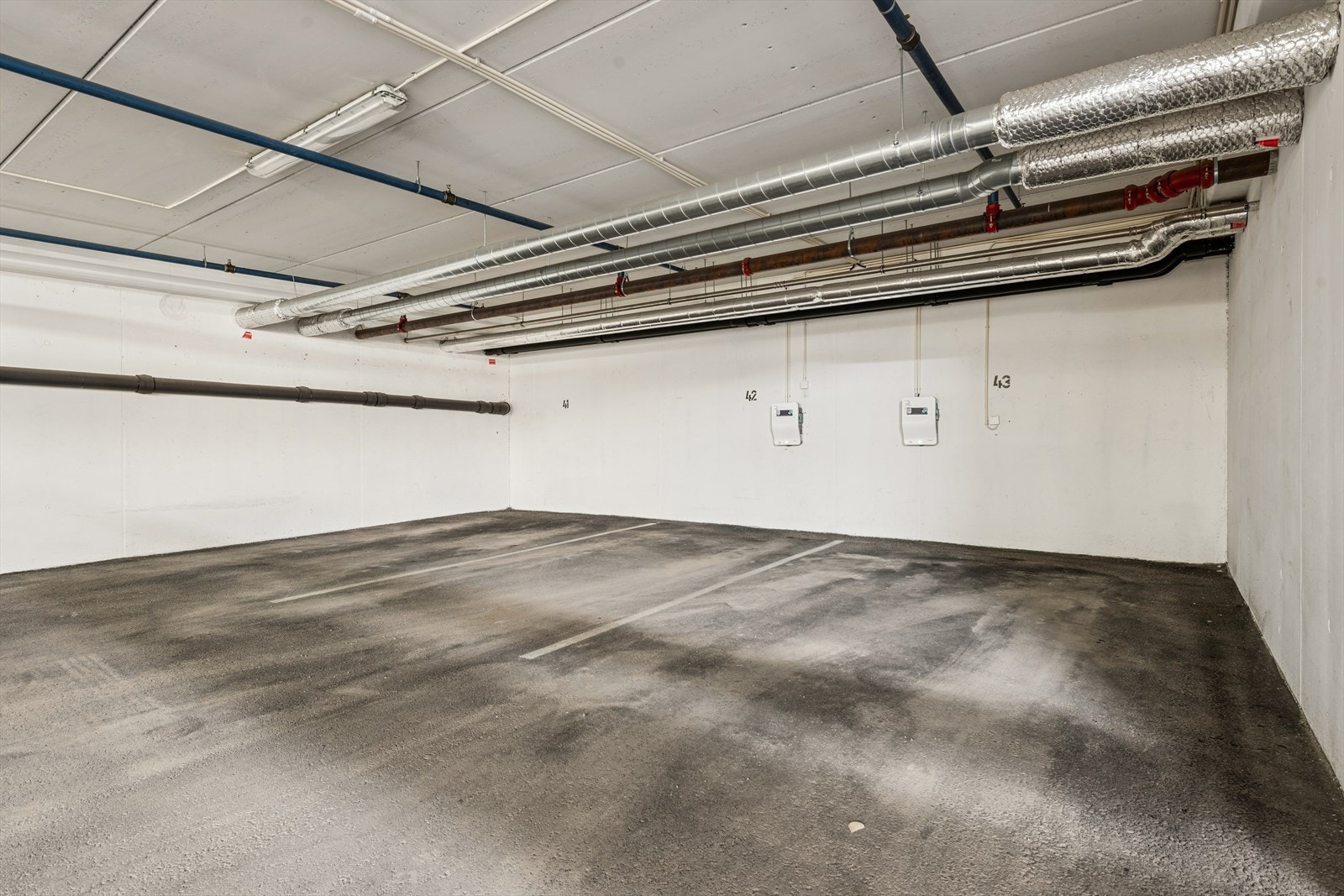 Garasjeplass som medfølger leiligheten. Ekstra stor p-plass (nr.43) med ladestasjon. Galleribilde