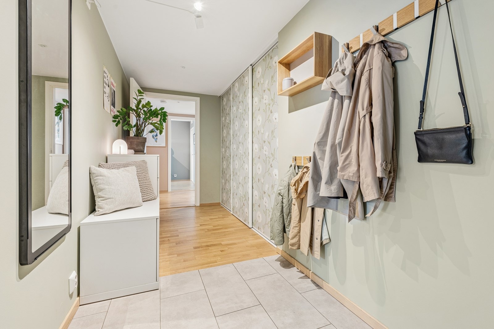 Praktisk entrè med flisbelagt inngangsparti med varmekabler. Her er det både god oppbevaringsplass i skyvedørsgarderobe men også godt med plass til sko og yttertøy. Galleribilde
