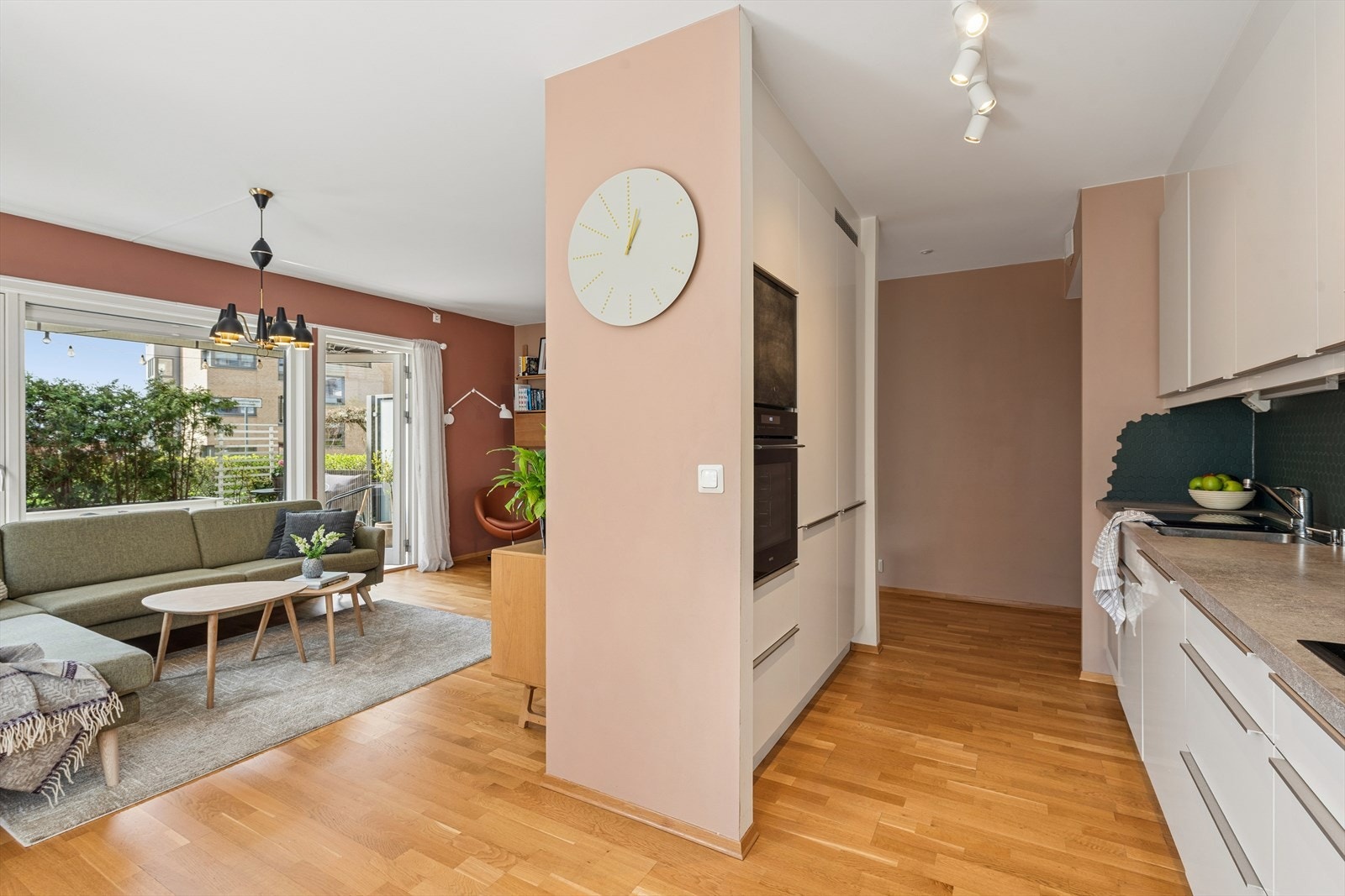 Her får man integrert stekeovn, steketopp, vinskap, oppvaskmaskin og kjøl/frys. Galleribilde