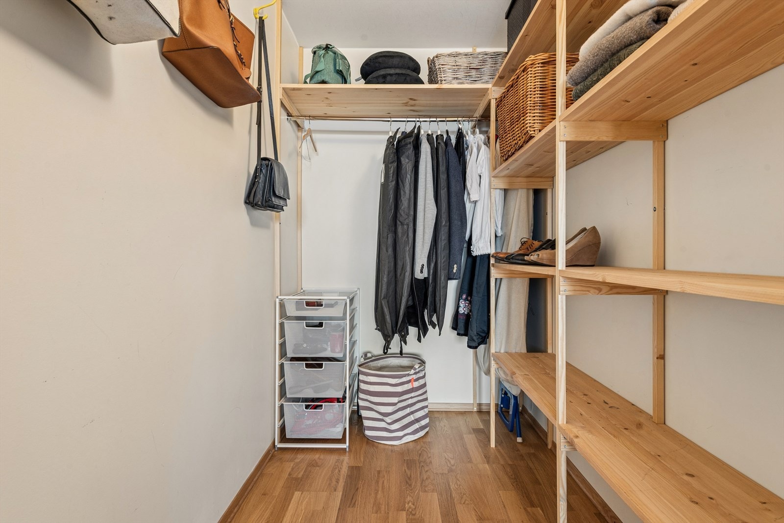 Eget walk-in closet som er tilknyttet soverom nr 2. Galleribilde