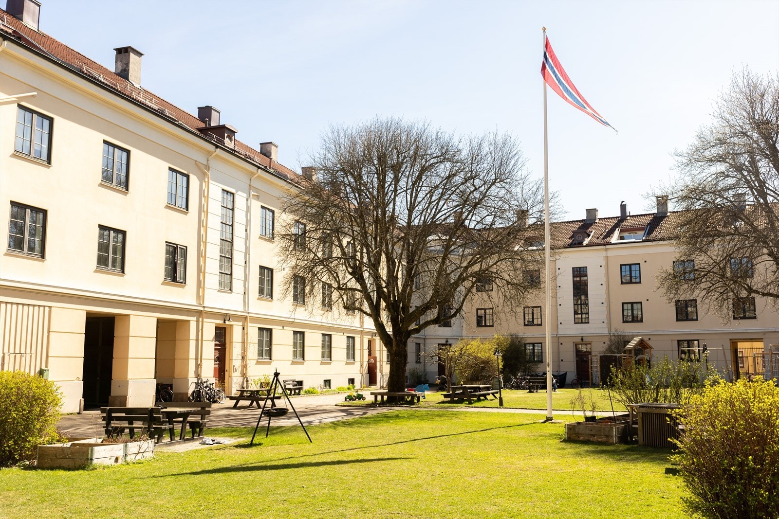 Bakgården er parkmessig oppbygget med både lekeapparat for de minste, grill, sittegrupper, plantekasser og mye mer Galleribilde