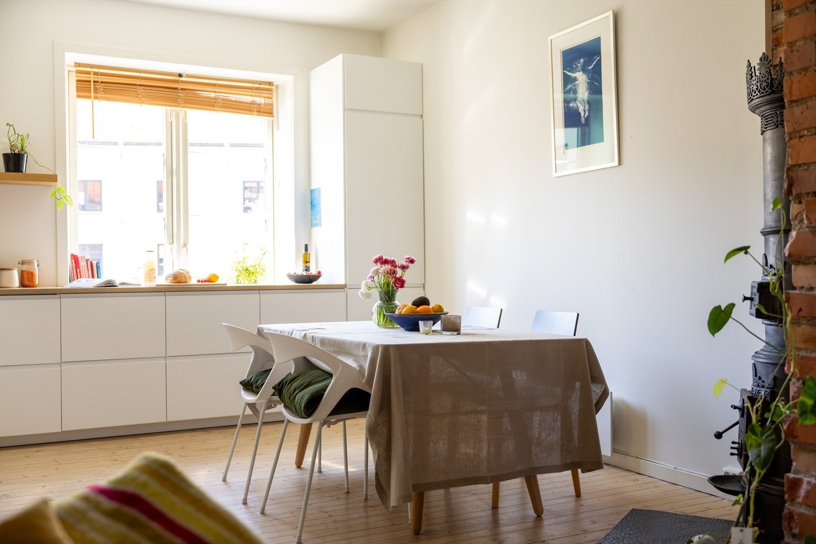 God plass til spisebord hvor venner og familie kan samles Galleribilde