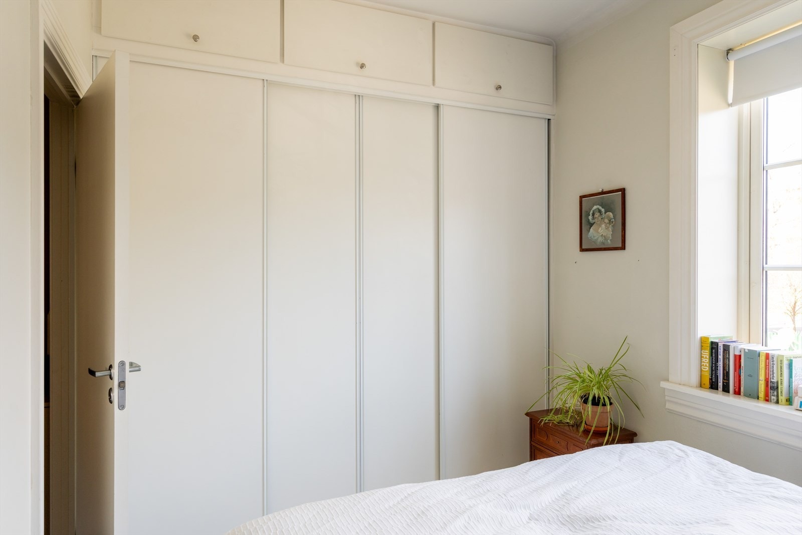 Stor skyvedørsgarderobe Galleribilde