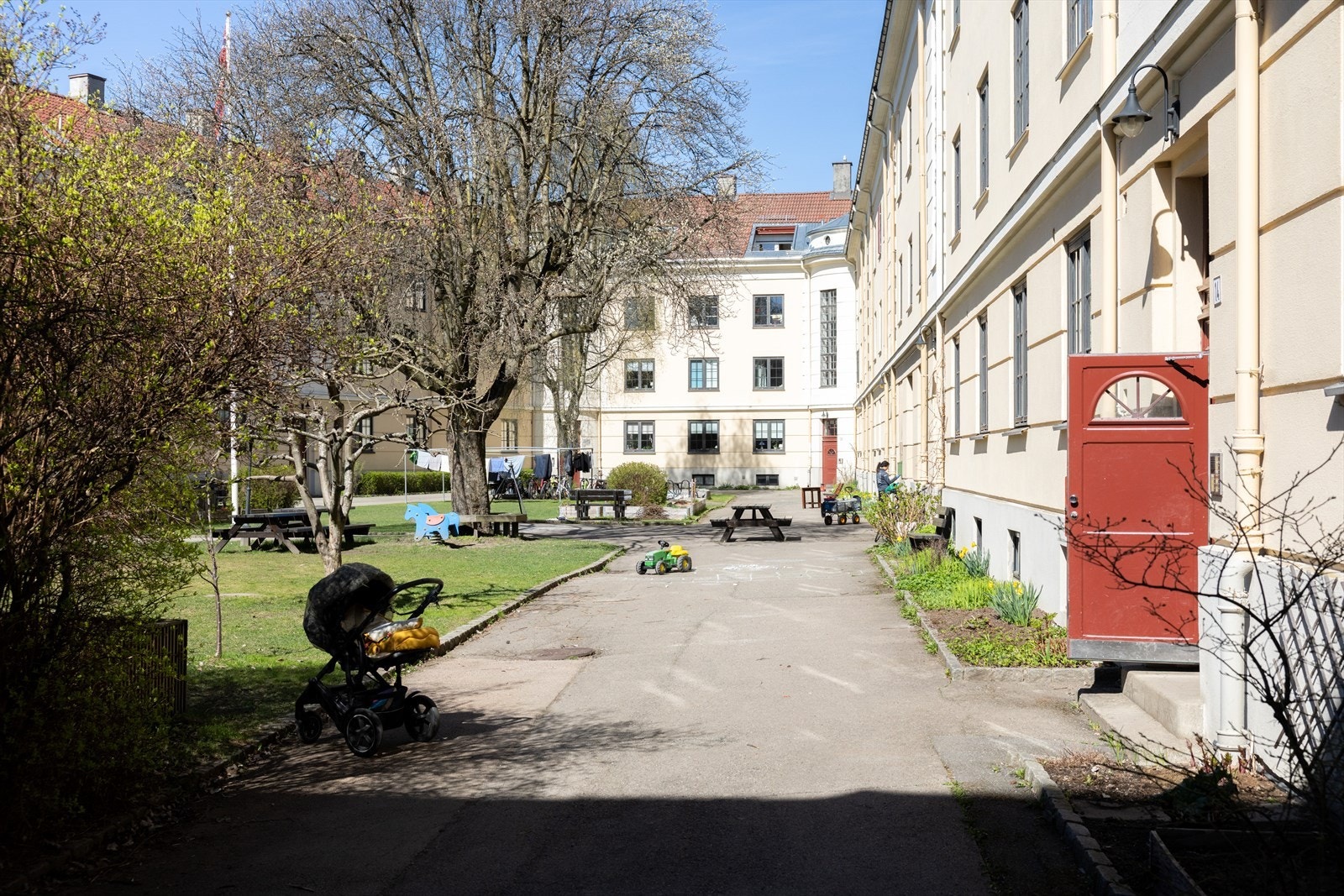 Fra trappeoppgangen kan du gå direkte ut i den solfylte bakgården med sol fra ca 11-20 på sommerstid Galleribilde