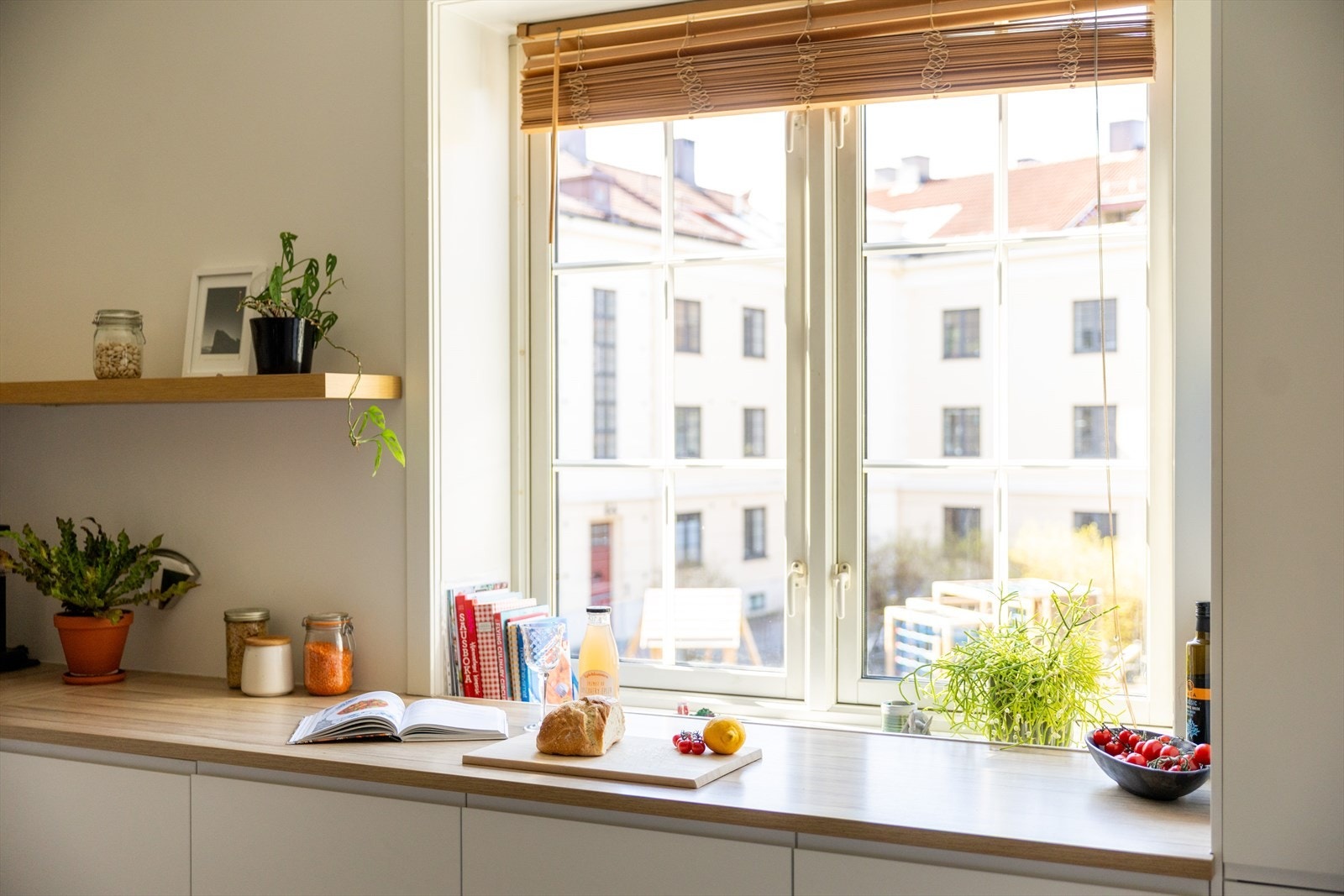 Leiligheten er gjennomgående med store vinduer Galleribilde