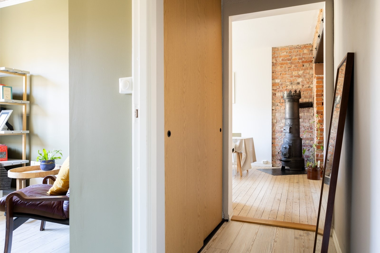 I gangen har du enda en skyvedørsgarderobe Galleribilde
