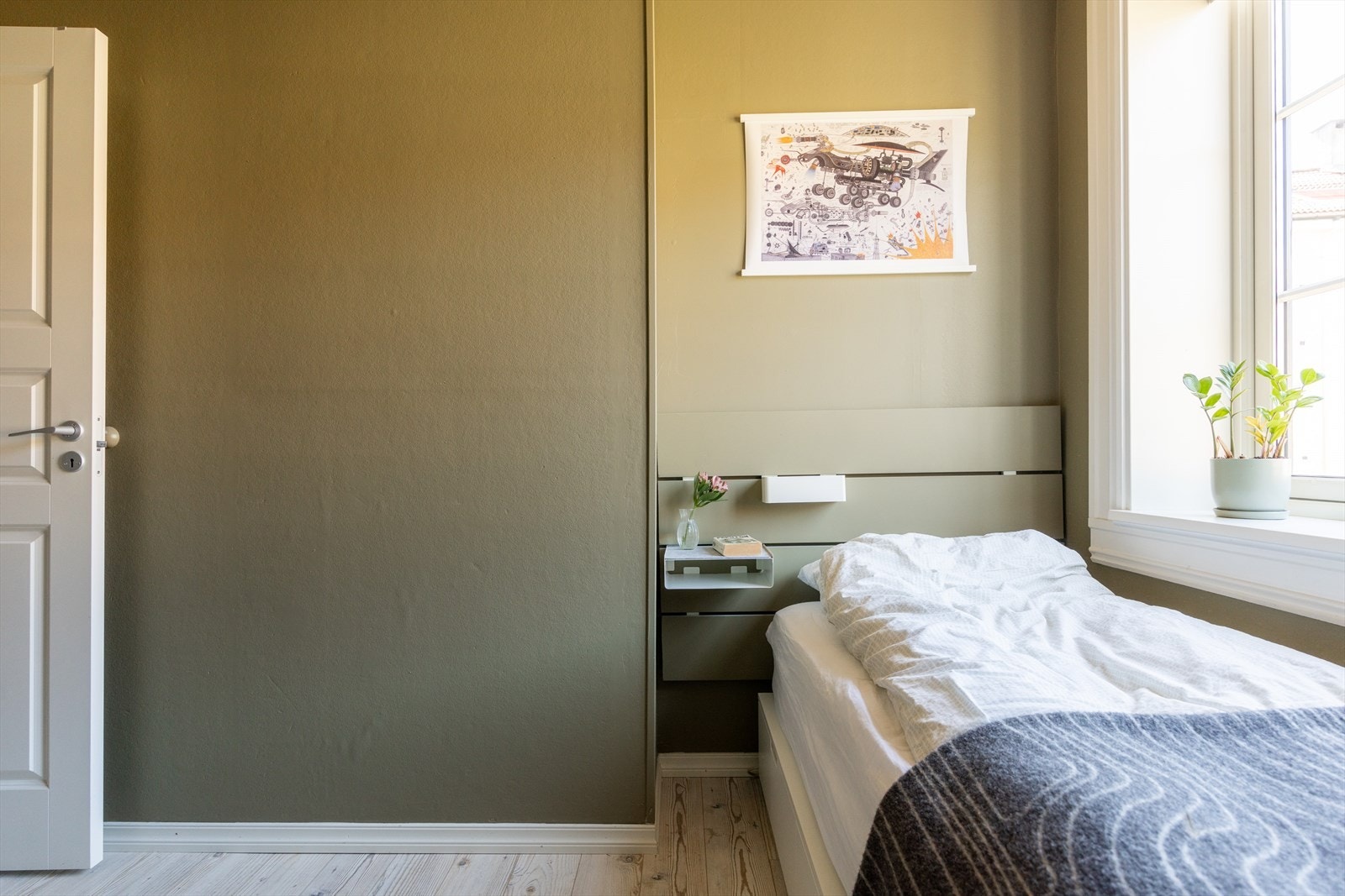 Gavlen er montert på veggen og malt i samme farge som rommet Galleribilde