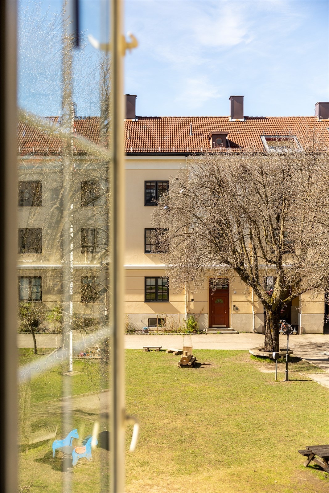 Her har du full oversikt over bakgården Galleribilde