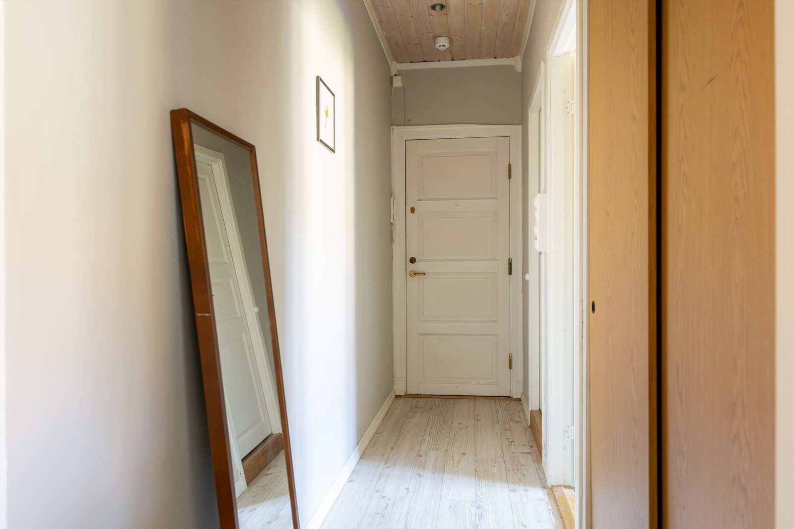 Entréen er lys og innbydende, og dørcallingen gjør det enkelt å slippe inn gjester Galleribilde