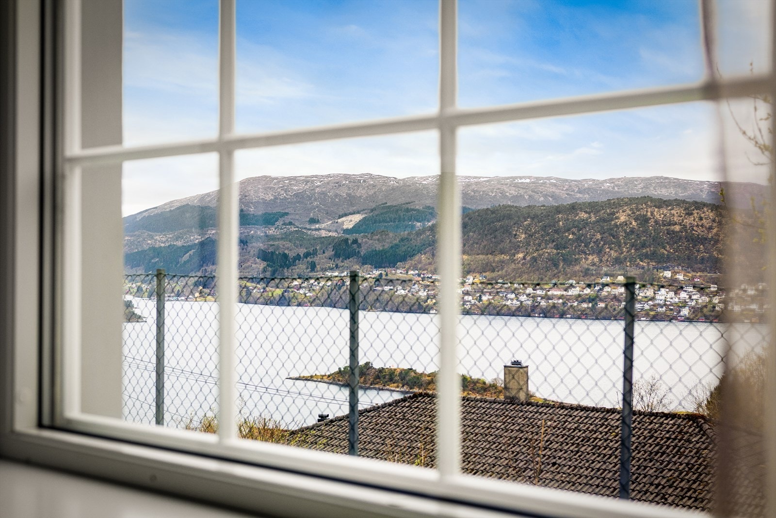 Flott utsikt mot Sørfjorden i retning Ytre Arna, med åpen og solrik beliggenhet. Galleribilde