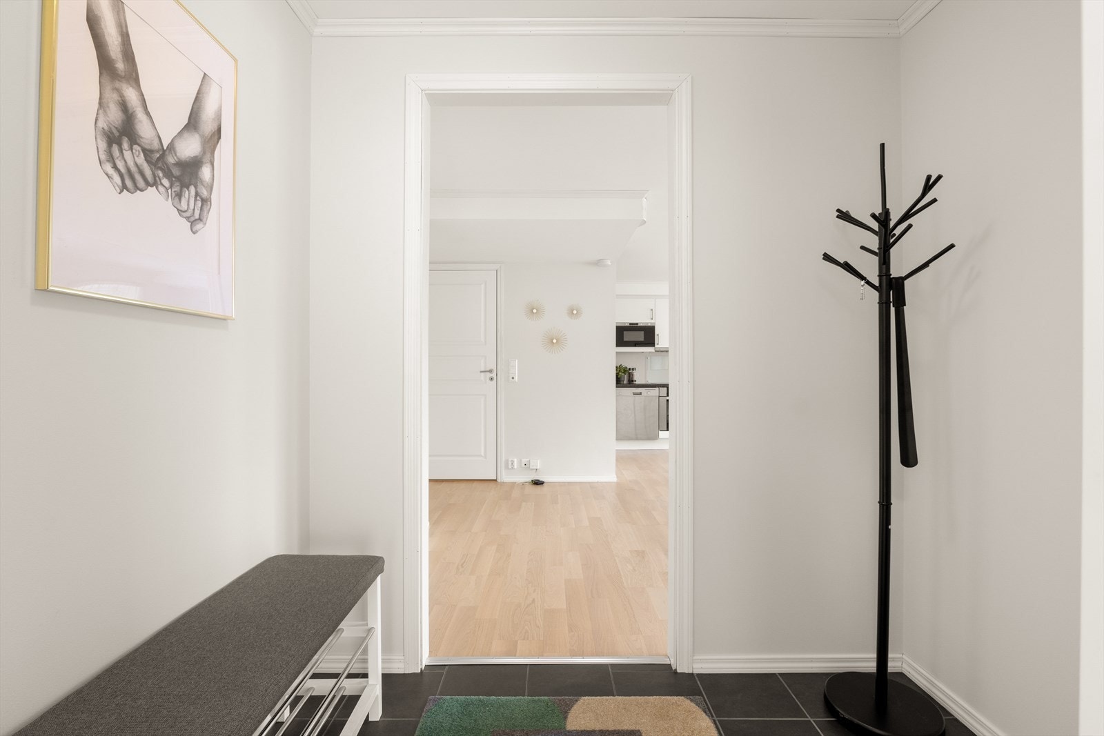 Lys og romslig entré med god oppbevaringsplass til yttertøy og sko. Galleribilde