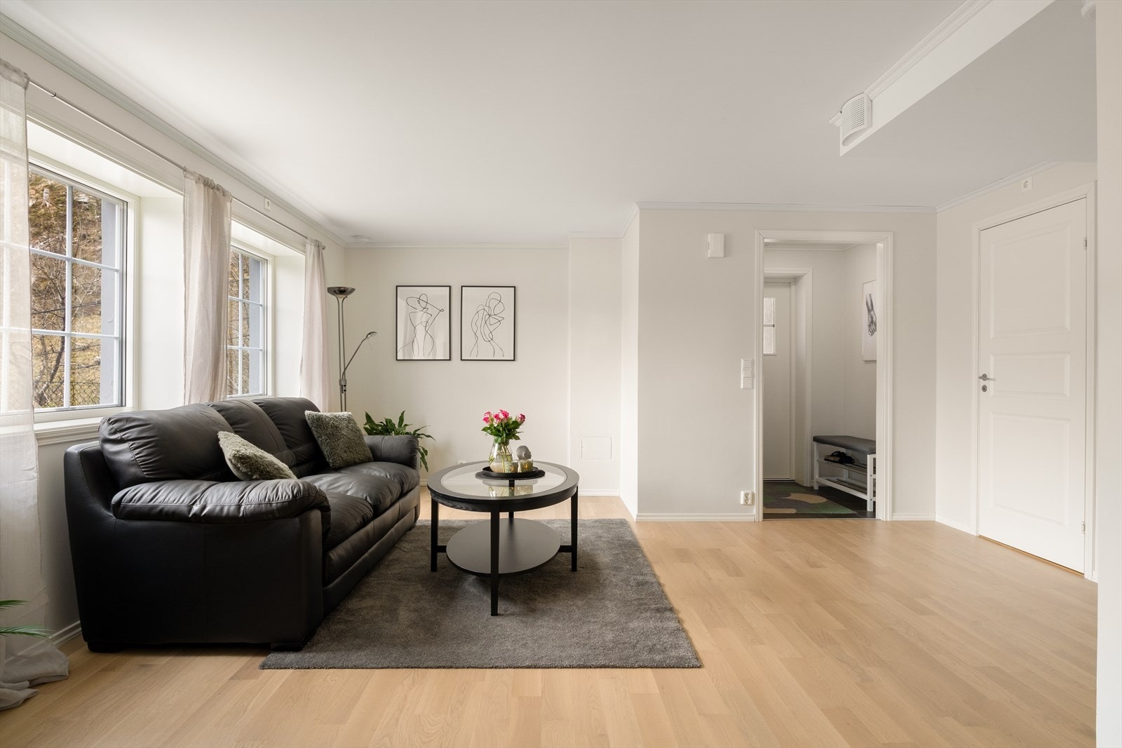 Lys og romslig stue med gode lysforhold og plass til både sofa- og spisegruppe. Galleribilde