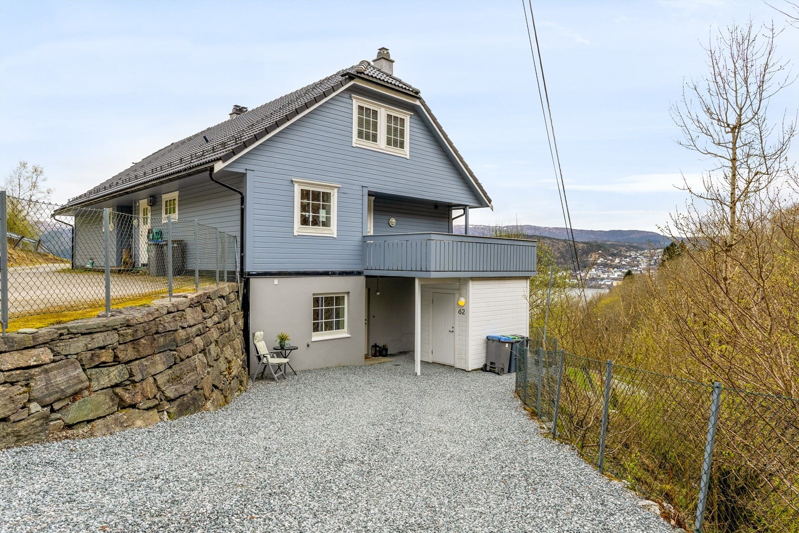 Eiendommen har en solrik beliggenhet i rolige og naturskjønne omgivelser på Osterøy. Galleribilde