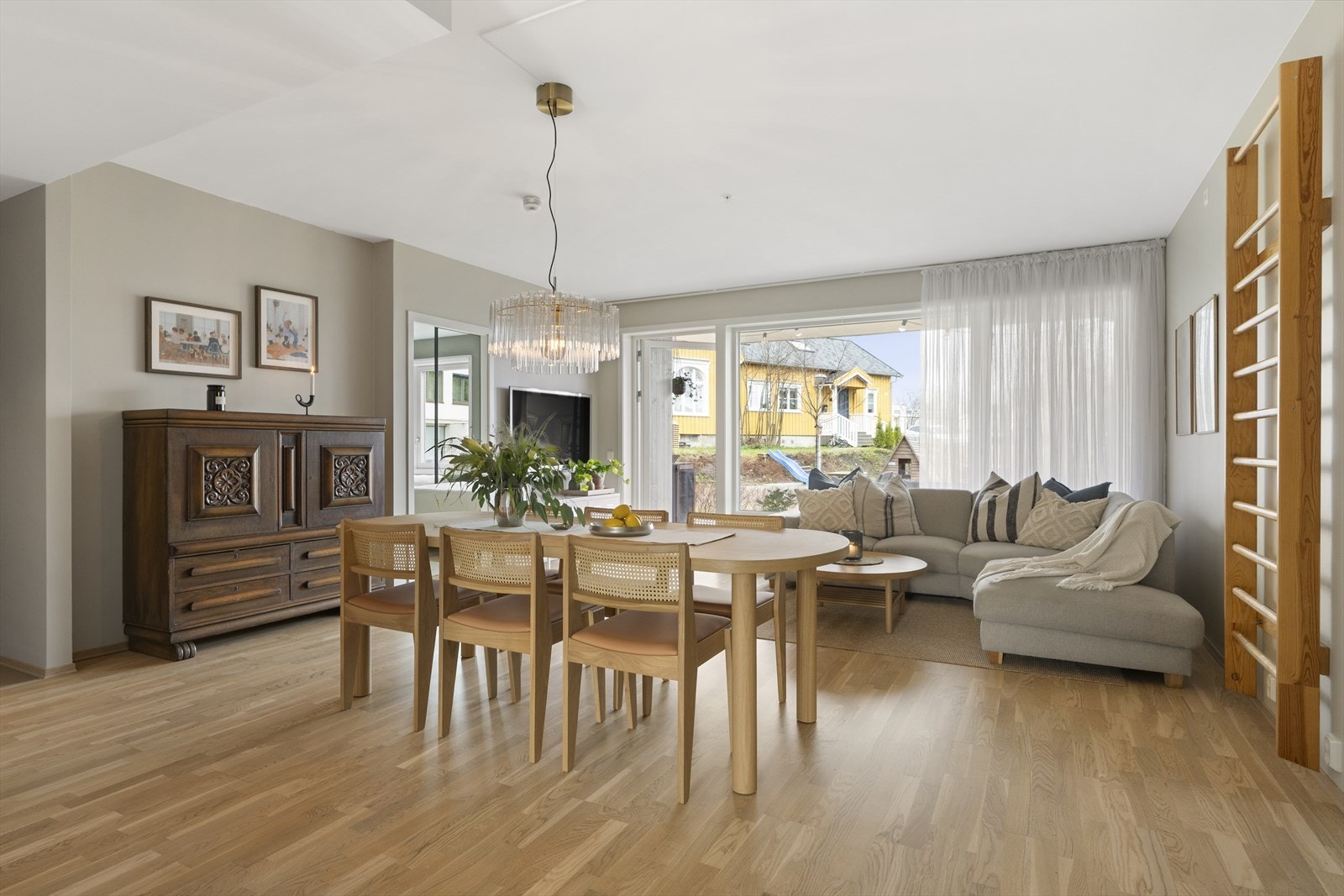 Leiligheten varmes opp via fjernvarme og har balansert ventilasjon. Galleribilde