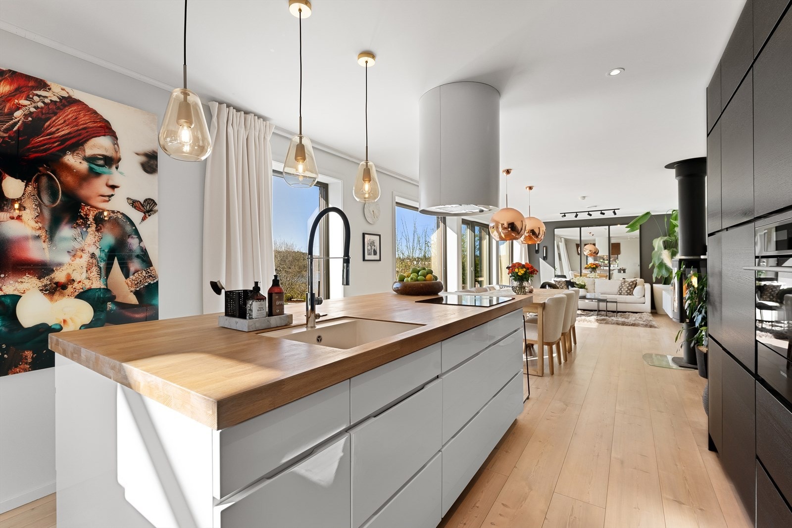 Mye oppbevaringsplass og store arbeidsflater. Galleribilde