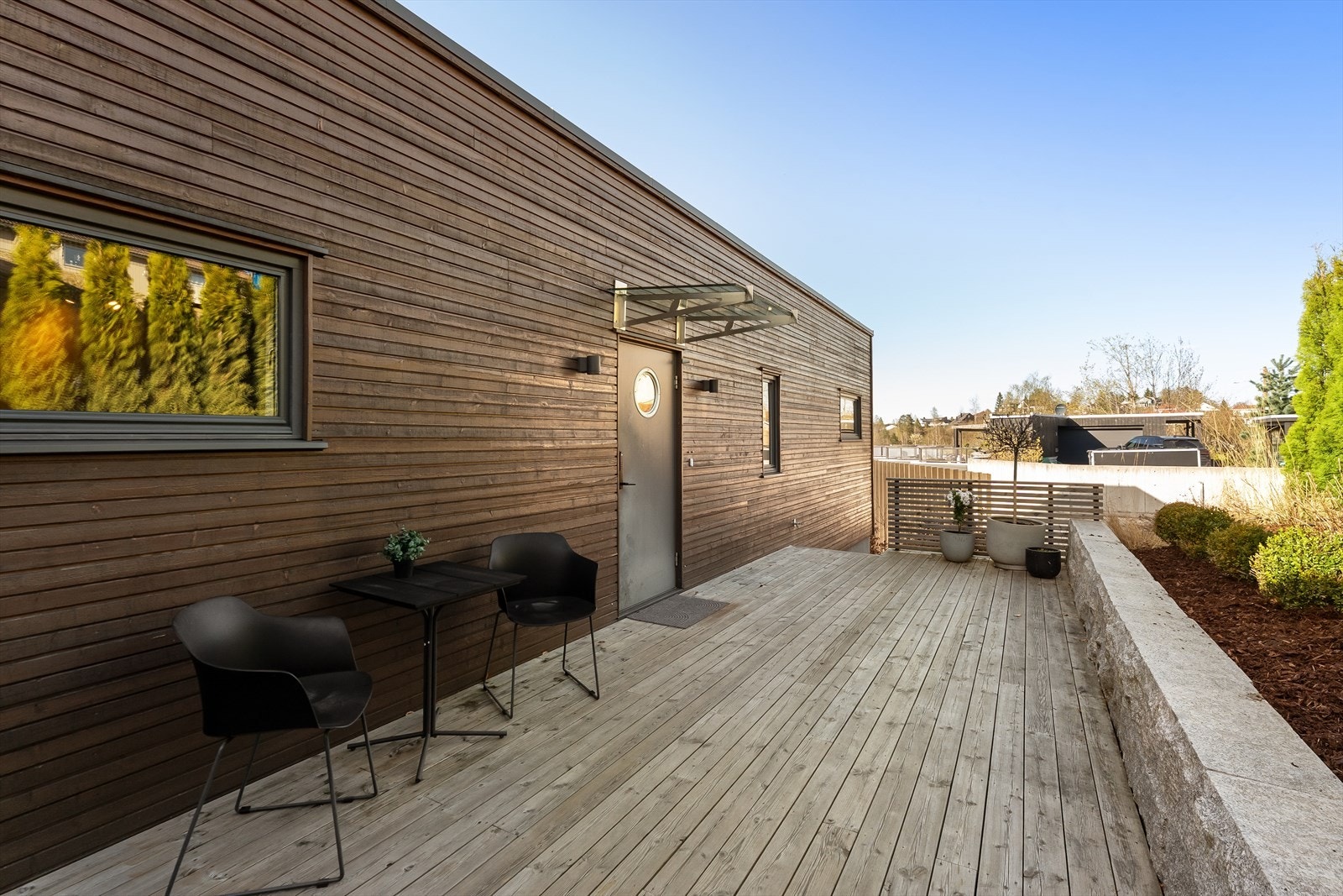 Østvendt terrasse ved inngangspartiet hvor det er deilig å nyte morgenkaffen. Galleribilde