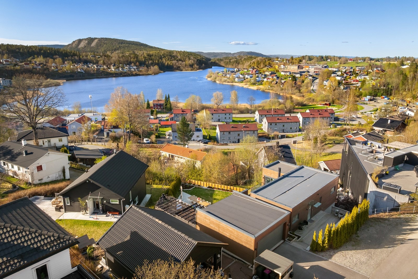Eiendommen ligger i et rolig boligområde i blindvei. Galleribilde